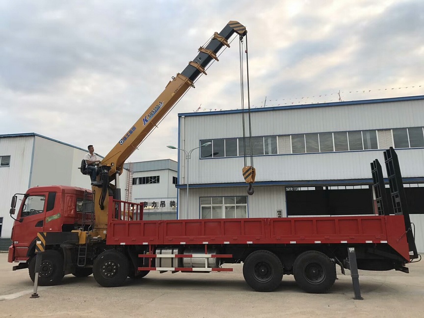 徐工14噸東風(fēng)天龍隨車吊（東風(fēng)前四后八隨車吊）